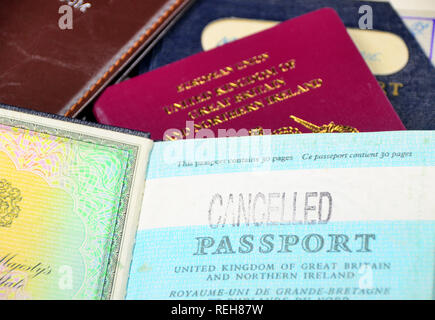 Alte und neue britische Pässe mit einem geöffneten Seite eines alten annulliert Pass. Stockfoto