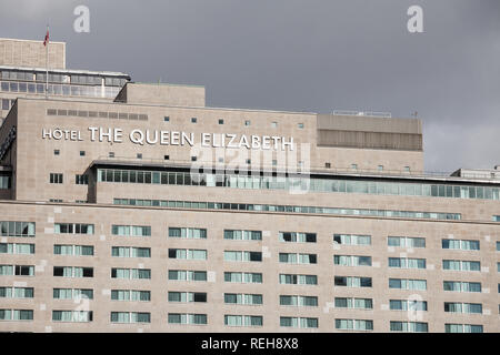 MONTREAL, KANADA - 7 November, 2018: Die Queen Elizabeth Logo auf ihre Gebäude in der Innenstadt von Montreal, Quebec. Hotel Reine Elizabeth ist ein Wahrzeichen und Stockfoto