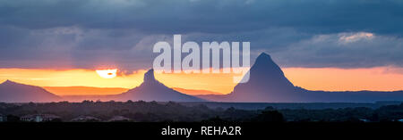 Sonnenuntergang Silhouette in der Glasshouse Mountains Panorama an der Sunshine Coast in Queensland, Australien. Großes panorama Größe. Stockfoto