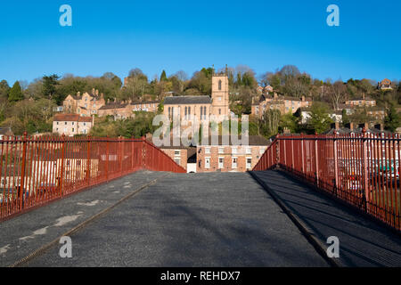 Winter Sonnenlicht auf dem roten Iron Bridge St Luke's Church in Ironbridge, Shropshire, England, Großbritannien Stockfoto