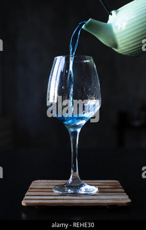 Butterfly Pea Tee. In ein Glas gießen von blue Tee. Schweißen Stockfoto