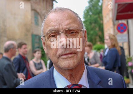 Porträt von Ernst Senior Business Mann an der Kamera auf der Suche Stockfoto