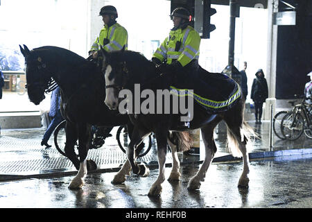 Weihnachten Nachtschwärmer Kopf heraus zu Partei auf 'Mad Freitag' im Zentrum von Glasgow. Mit: Polizei Wo: Glasgow, Großbritannien Wann: 21 Dec 2018 Credit: WENN Stockfoto