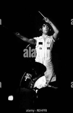 ROTTERDAM, Niederlande - 27. Oktober: Keith Moon von der Who auf der Bühne bei einem Konzert im Ahoy in Rotterdam, Niederlande, am 27. Oktober 1975. (Foto von Gijsbert Hanekroot) Stockfoto