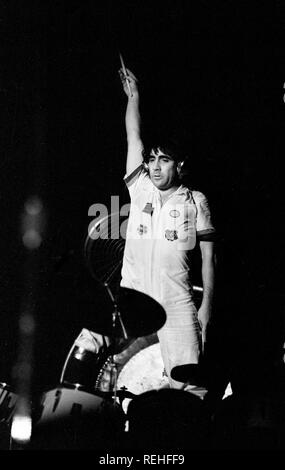 ROTTERDAM, Niederlande - 27. Oktober: Keith Moon von der Who auf der Bühne bei einem Konzert im Ahoy in Rotterdam, Niederlande, am 27. Oktober 1975. (Foto von Gijsbert Hanekroot) Stockfoto