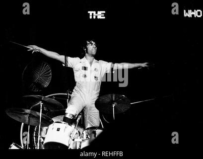 ROTTERDAM, Niederlande - 27. Oktober: Keith Moon von der Who auf der Bühne bei einem Konzert im Ahoy in Rotterdam, Niederlande, am 27. Oktober 1975. (Foto von Gijsbert Hanekroot) Stockfoto