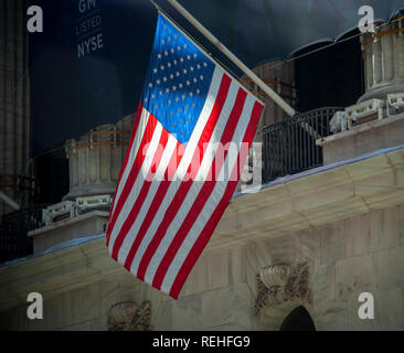 Eine amerikanische Flagge hängt bei der Hälfte - Personal außerhalb der New York Stock Exchange in Lower Manhattan am Freitag, 11. Januar 2019. Flaggen in der Stadt hingen auf halb-Personal für den Tod von Feuerwehrmann Steven Pollard, der starb, während der Teilnahme an einem Unfall auf der BQE letztes Wochenende. (Â© Richard B. Levine) Stockfoto