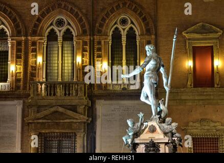 Bologna, Emilia Romagna, Italien. Dezember 2018. Der Neptun Brunnen bei Nacht, für Silvester, ist mit bunten Lichtern beleuchtet und hat fenc worden Stockfoto