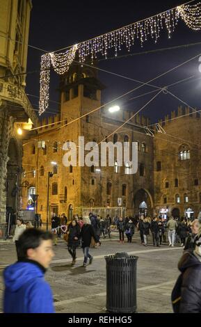 Bologna, Emilia Romagna, Italien. Dezember 2018. Piazza Maggiore von der Seite des Palazzo Re Enzo. In der Nacht, im Hinblick auf die Partei des neuen Jahres, ist es Krähe Stockfoto