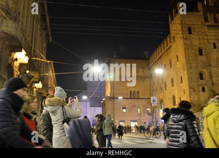 Bologna, Emilia Romagna, Italien. Dezember 2018. Piazza Maggiore von der Seite des Palazzo Re Enzo. In der Nacht, im Hinblick auf die Partei des neuen Jahres, ist es Krähe Stockfoto