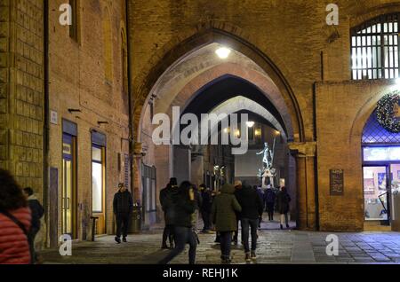 Bologna, Emilia Romagna, Italien. Dezember 2018. Der neptunbrunnen in der Nacht, für das Neue Jahr Beleuchtung mit bunten Lichtern und ist eingezäunt. Stockfoto