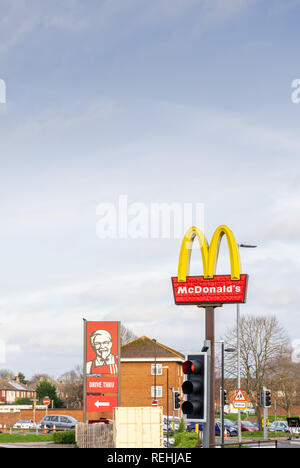Ein Mcdonalds und KFC fast food/Antrieb durch Zeichen in Southampton, England, Großbritannien Stockfoto