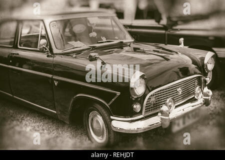 Vorderansicht des klassischen Vintage Black Car auf Gras geparkt - retro Fotografie Stockfoto