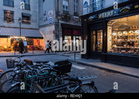 Paris, Frankreich, Leute in kleiner Gruppe, die im Viertel Le Marais spazieren gehen, Stadtviertel, Vintage-Geschäfte, Menschen Nachtleben, paris Gentrification Stockfoto