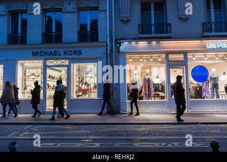 Paris, Frankreich, mittelgroße Gruppe Leute zu Fuß in Le Marais Viertel, Stadt geschäftige Geschäfte, Schaufensterszene, belebte Straße Paris Geschäfte, Lichter, Gentrifizierung Paris Stockfoto
