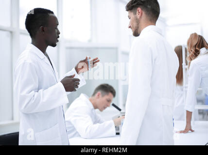 Gruppe von Chemie Studenten im Labor arbeiten Stockfoto