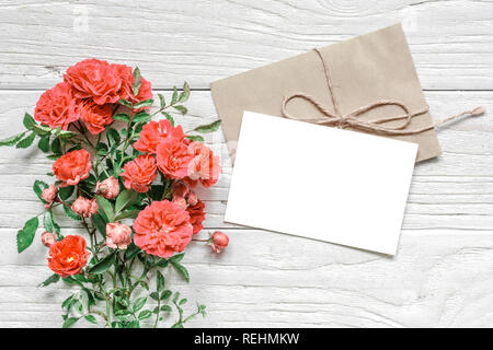 Stilvolle branding Mockup ihre Kunstwerke anzuzeigen. Grußkarte und rosa Blüten in lebende Koralle Farbe. Pantone-Farbe des Jahres 2019. Flach nach oben v Stockfoto