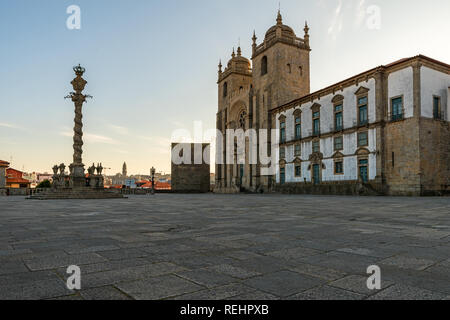 Blick auf Kathedrale Se do Porto mit Pranger von Porto aus Square bei Sonnenaufgang in der Innenstadt von Porto. Portugal mit niemand Stockfoto