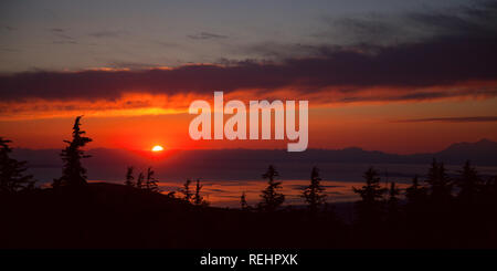 Die letzten Strahlen der untergehenden Sonne die Farbe des Himmels am Glen Alpen Trail übersehen in Anchorage. Stockfoto