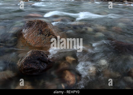 Das Wasser stürzt über Geröll und Felsen in einem Bergbach. Hatcher Pass, Alaska Stockfoto