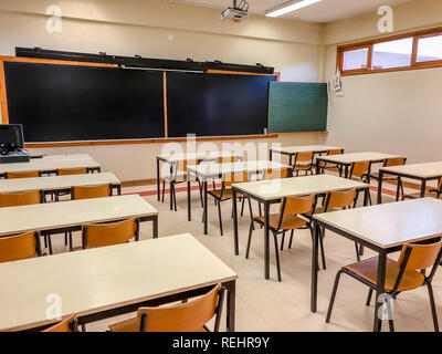 Leere Klassenzimmer ohne Schüler in der Schule Stühle und Schreibtische Stockfoto