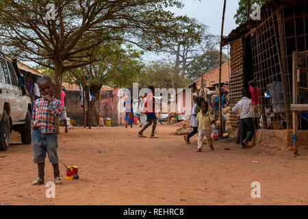 Bissau, Republik Guinea-Bissau - Februar 6, 2018: die Gruppe der Kinder spielen an der Missira Nachbarschaft in der Stadt Bissau, Guinea Bissau Stockfoto
