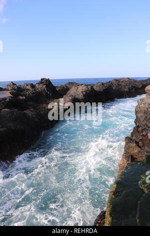 Streifen von Wasser zwischen die Felsen in den natürlichen Pools auf Teneriffa Stockfoto