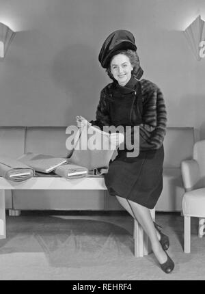 Damenmode in den 1940er Jahren. Eine junge Frau in einem typischen 40er Jahre Outfit. Einen Mantel mit Fell Details und einem passenden hut. Ihr Name ist Hjördig Genberg und ist die Frau von der britische Schauspieler David Niven. Foto Kristoffersson Ref X 34-6. Schweden 1946 Stockfoto