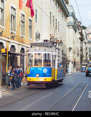 Lissabon, Portugal, 10. Oktober 2018: Straßenbahn in Lissabon Altstadt Straße. Mit der Straßenbahn ist die eine der Sehenswürdigkeiten in Lissabon Stockfoto