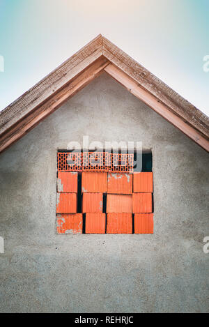Windows blockiert mit Ziegelsteinen Stockfoto