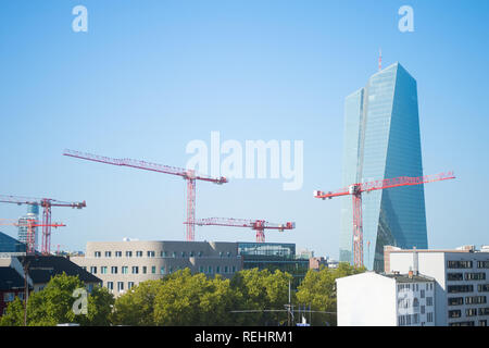 Baukräne und der Europäischen Zentralbank. Frankfurt, Deutschland Stockfoto