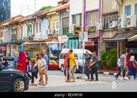 Singapur - 18. FEBRUAR 2017: Leute, die über die Straße von Zebra in Little India, Singapur. Stockfoto