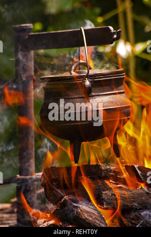 Topf über offener Flamme 5866 Stockfoto