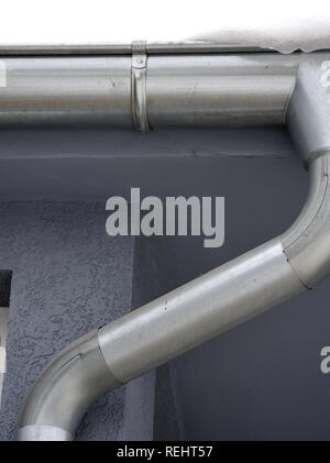 Aluminium Regenrinne System auf einem grauen Home Stockfoto
