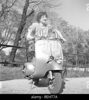 Fahren in Italien in den 1950er Jahren. Eine junge Frau auf einem Vespa Roller in Mailand Italien 1950. Foto Kristoffersson Ref AY 28-1 Stockfoto