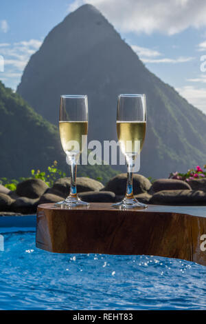 St. Lucia Urlaub im Paradies. Genießen Gläser Champagner in einem privaten Pool mit Blick auf die Pitons. Stockfoto