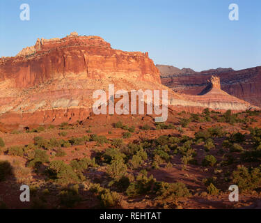 USA, Utah, Capitol Reef National Park, das Schloss und die anderen Sandstein Felsformationen entlang der Waterpocket Fold; Ansicht von Osten Panorama Punkt. Stockfoto