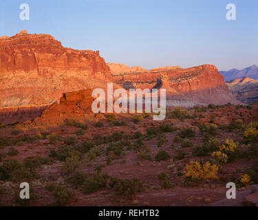 USA, Utah, Capitol Reef National Park, Sonnenuntergang am Schloss und andere Sandstein Felsformationen entlang der Waterpocket Fold; Ansicht von Osten Panorama Punkt. Stockfoto