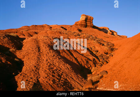 USA, Utah, Capitol Reef National Park, Sonnenaufgang auf erodierten Moenkopi Sedimente und die dunklen, vulkanischen Felsen; in der Nähe von Visitor Center. Stockfoto