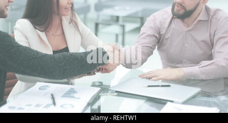 Bis zu schließen. Handshake von kommerziellen Partnern an den Verhandlungstisch Stockfoto