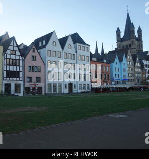 Hübsches Gebäude in der Kölner Altstadt, direkt am Ufer des Rheins in Köln, Deutschland. Stockfoto