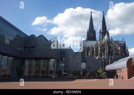 Das Museum Ludwig in Köln mit dem Kölner Dom im Hintergrund. Stockfoto