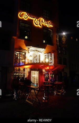 Kunden sitzen außerhalb des Zum Pfaffen Brauereiausschank Restaurant und Bierstube in Köln, Deutschland, in der Nacht. Stockfoto