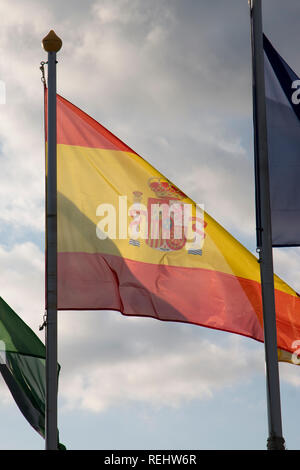 Die spanische Flagge auf Torre Del Mar Beach Spanien Stockfoto