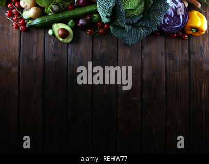 Komposition mit Vielzahl an raw Bio Gemüse und Früchte. Ausgewogene Ernährung Stockfoto