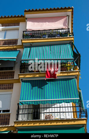 Bis auf eine Wohnung Block mit einem religiösen Flagge nach unten hängen Stockfoto