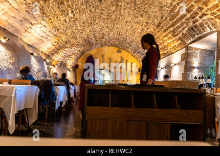 Touristen essen im Restaurant Speisesaal des Abat Cisneros hostel in Montserrat, Stein Dach, rustikale Dach, Zimmer im Landhausstil, rustikale Restaurant Barce Stockfoto