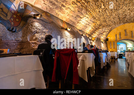 Touristen essen im Restaurant Speisesaal des Abat Cisneros hostel in Montserrat, Stein Dach, rustikale Dach, Zimmer im Landhausstil, rustikale Restaurant Barce Stockfoto
