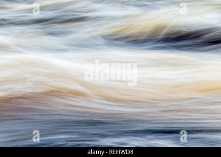 Stromschnellen in Fluss in den schwedischen Bergen nahe Idre Stockfoto