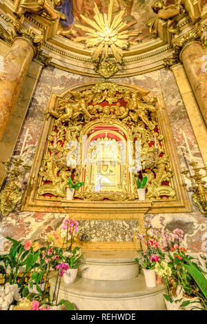 Bologna, Italien - Januar 12, 2018: Nahaufnahme von Madonna mit Kind Symbol, populäre Hingabe der Gläubigen und Pilger. Im inneren Heiligtum der Madonna von San Luca, eine Basilika zu Marian katholischen Kult gewidmet. Stockfoto